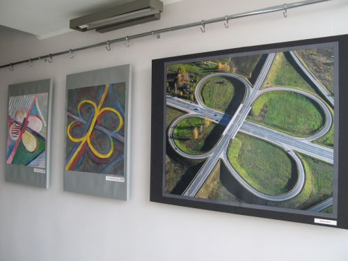 Valmiera kunstikeskkooli õpilaste tööde näitus trepihallis